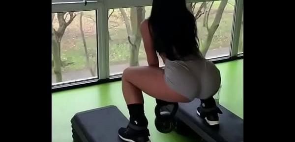  culona perfecta en el gym entrenando